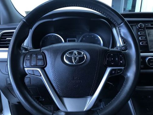 Used 2019 Toyota Highlander Plus w/ Phone Cable & Charge Package image 27