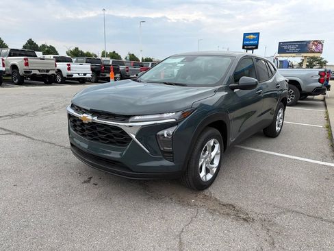 New 2026 Chevrolet Trax LS w/ LS Convenience Package FWD image 7