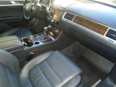 Used 2016 Volkswagen Touareg TDI image 34