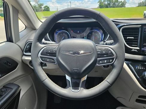 Used 2024 Chrysler Pacifica Touring-L FWD image 14