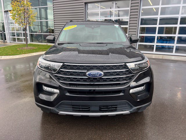 Used 2023 Ford Explorer XLT w/ Equipment Group 202A AWD/4WD image 2