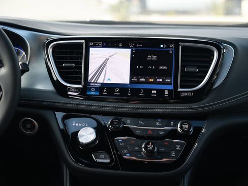 New 2026 Chrysler Pacifica Limited image 23