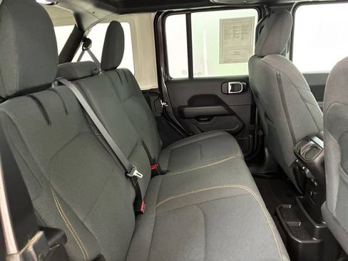 Used 2025 Jeep Wrangler Unlimited Sahara AWD/4WD image 16