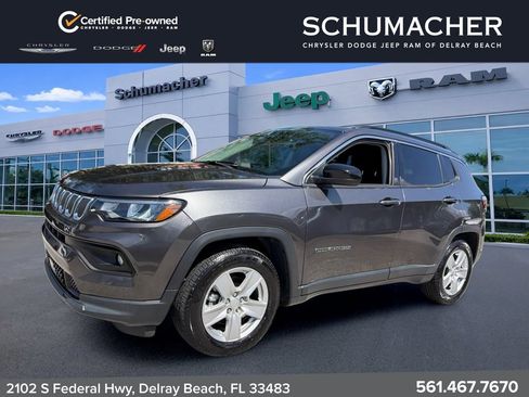 Certified 2022 Jeep Compass Latitude w/ Sun and Sound Group FWD image 3