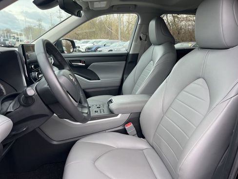 Used 2024 Toyota Highlander XLE AWD/4WD image 2