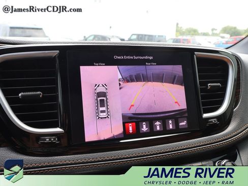 Used 2023 Chrysler Pacifica Pinnacle FWD image 34