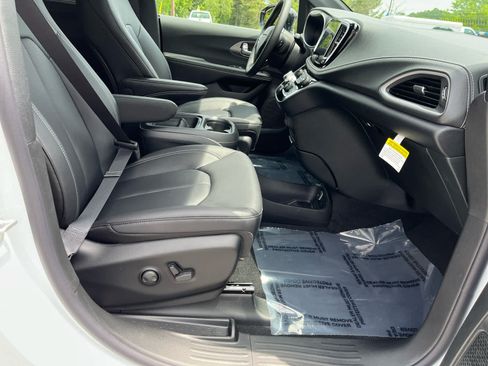 New 2027 Chrysler Pacifica Select w/ Family Tech Group FWD image 37