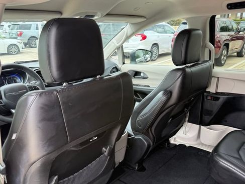 Used 2023 Chrysler Pacifica Touring-L FWD image 19