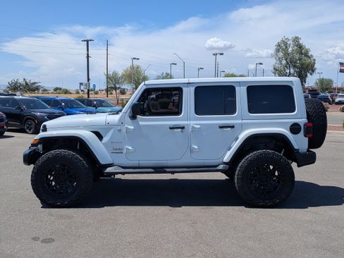 Used 2018 Jeep Wrangler Unlimited Sahara AWD/4WD image 2