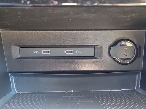 Certified 2023 Volkswagen Taos SE w/ Panoramic Sunroof Package image 11