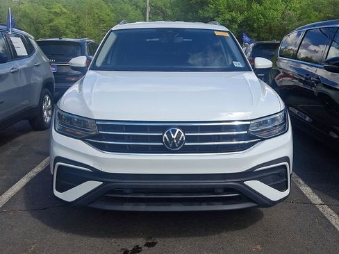 Used 2024 Volkswagen Tiguan SE AWD/4WD image 2
