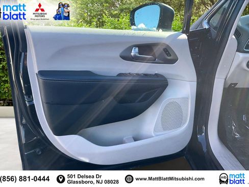 Used 2023 Chrysler Pacifica Touring-L image 24