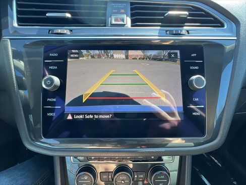 Used 2018 Volkswagen Tiguan SE w/ Panoramic Sunroof Package image 17