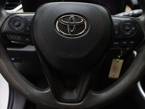 Used 2020 Toyota RAV4 LE FWD image 18