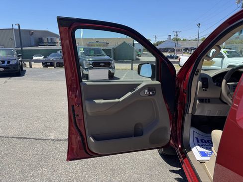 Used 2014 Nissan Frontier SV AWD/4WD image 18