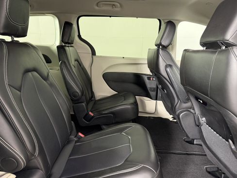 Used 2024 Chrysler Pacifica Touring-L FWD image 13