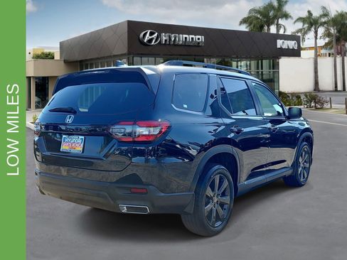 Used 2025 Honda Pilot Sport image 3