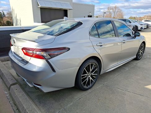 Used 2023 Toyota Camry SE image 4