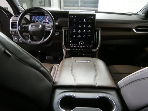 Used 2025 GMC Yukon Denali Ultimate AWD/4WD image 23
