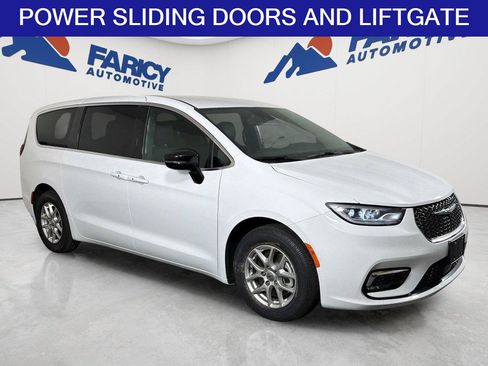 Used 2025 Chrysler Pacifica Select FWD image 2