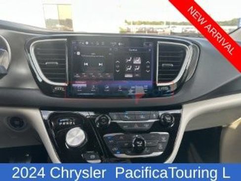 Used 2024 Chrysler Pacifica Touring-L FWD image 11