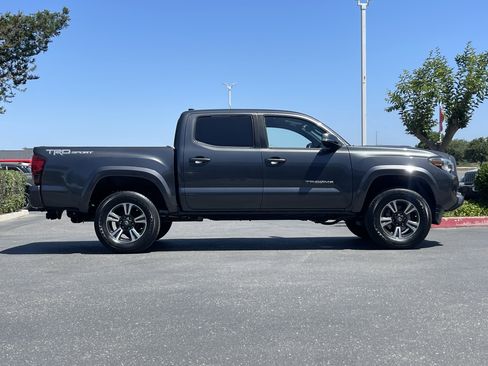 Used 2019 Toyota Tacoma TRD Sport w/ Technology Package RWD image 5