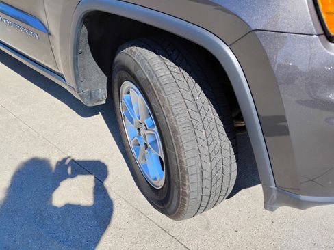 Used 2020 Jeep Grand Cherokee Laredo image 28