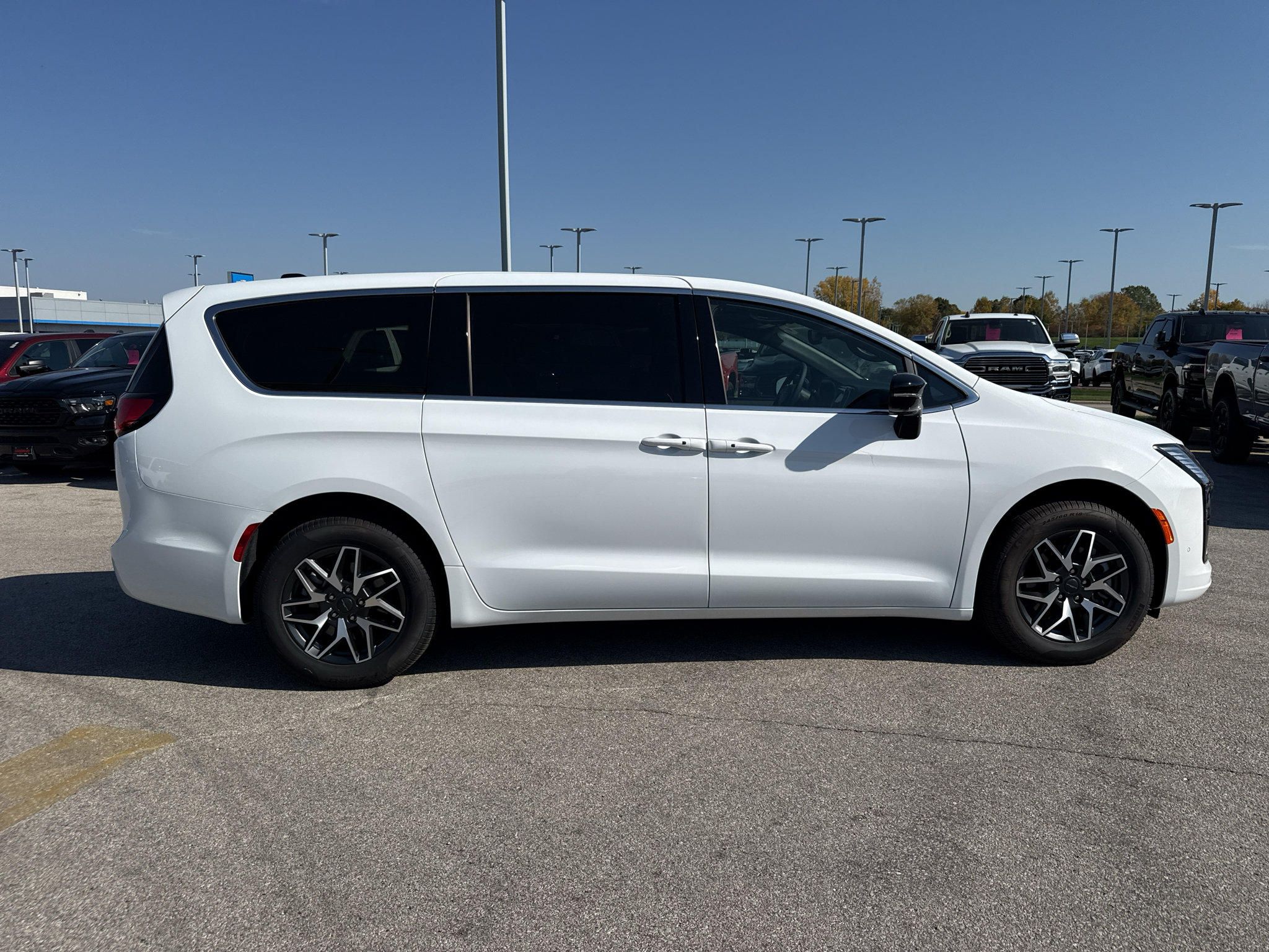 New 2027 Chrysler Pacifica Limited w/ Family Tech Group AWD/4WD image 17