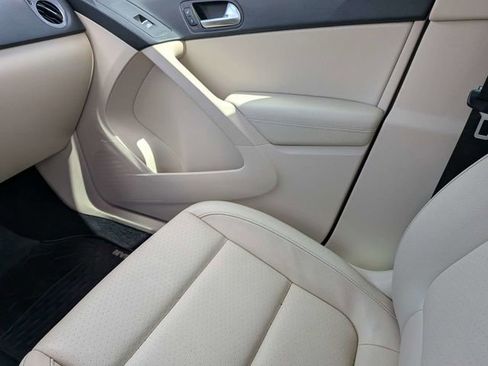 Used 2013 Volkswagen Tiguan SE image 16