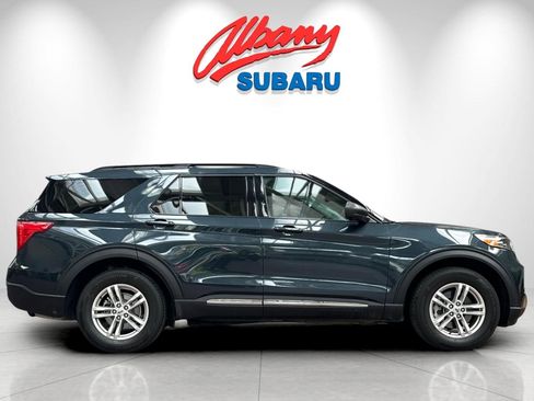 Used 2023 Ford Explorer XLT image 3