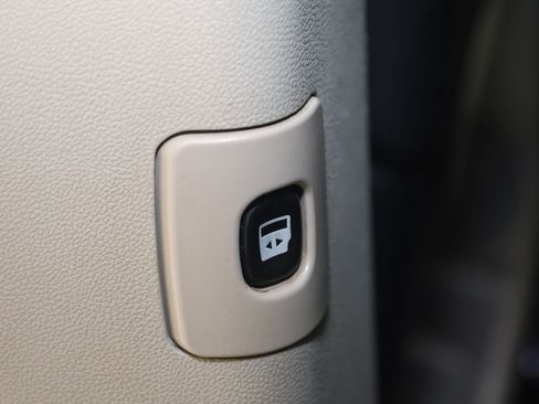 Used 2013 Chrysler Town & Country Touring FWD image 48