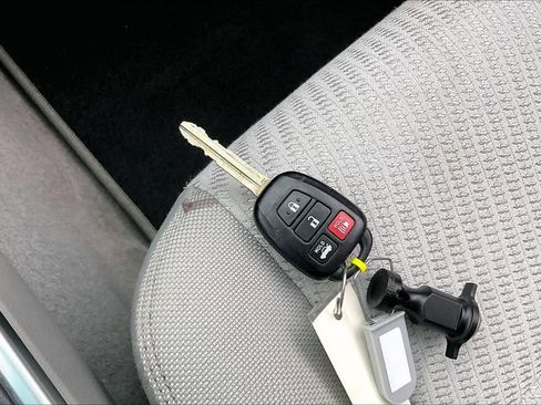 Used 2017 Toyota Camry LE FWD image 14