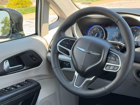 Used 2024 Chrysler Pacifica Touring-L FWD image 16