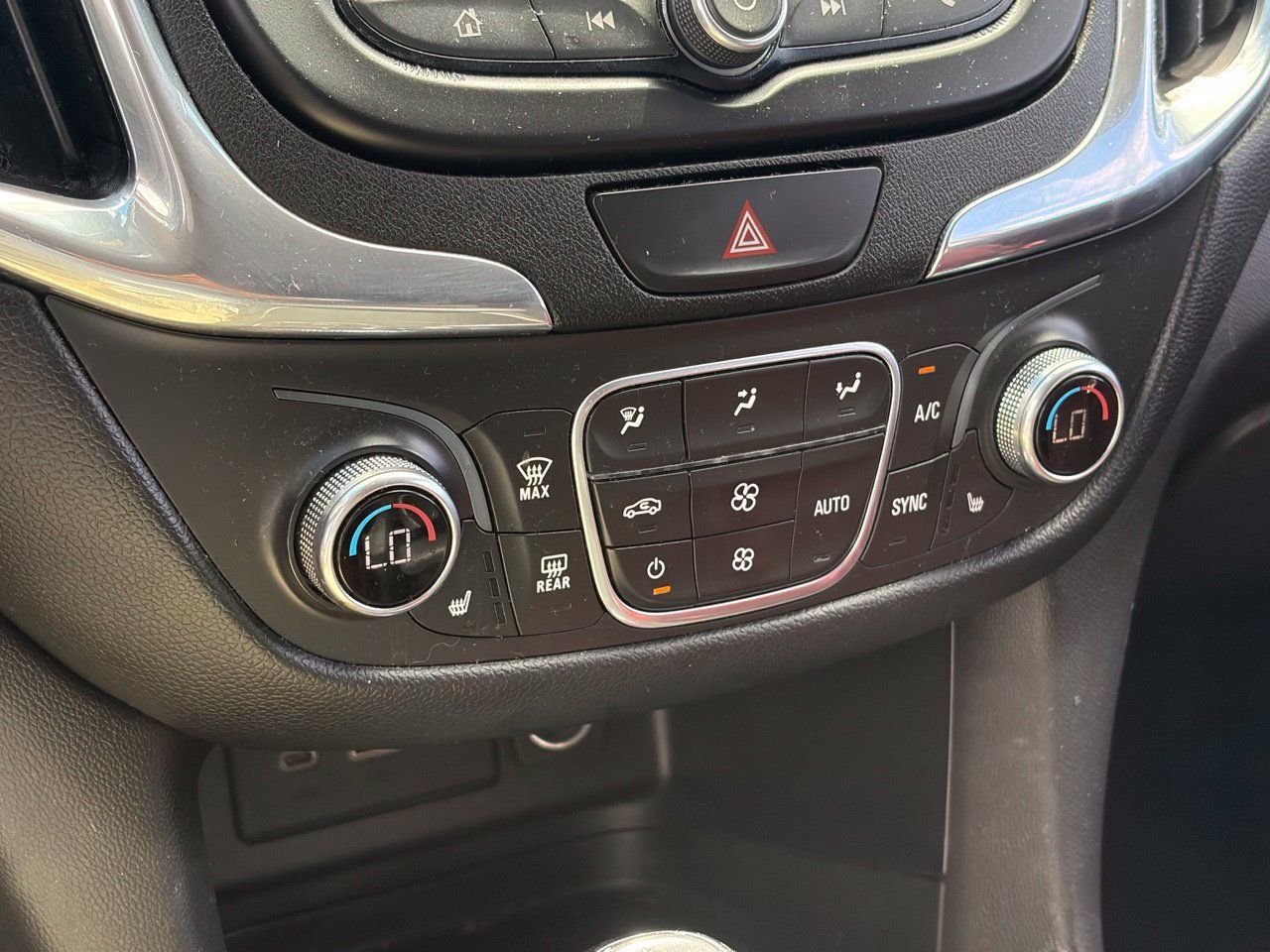 Used 2020 Chevrolet Equinox LT w/ Midnight Edition FWD image 9