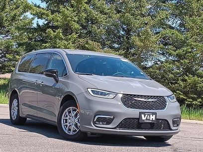 Used 2025 Chrysler Pacifica Select