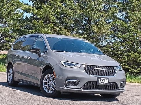 Used 2025 Chrysler Pacifica Select FWD image 1