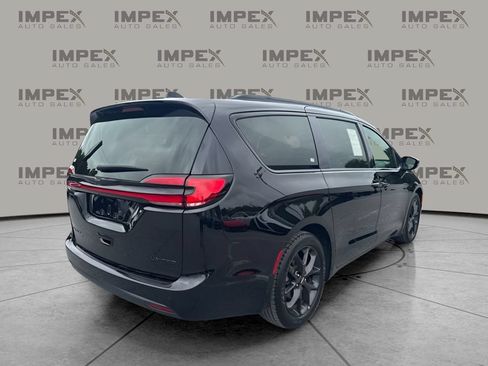 Used 2025 Chrysler Pacifica Limited FWD image 3