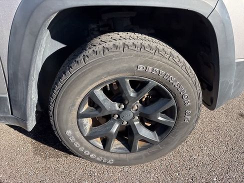 Used 2017 Jeep Cherokee Trailhawk w/ Comfort/Convenience Group image 7