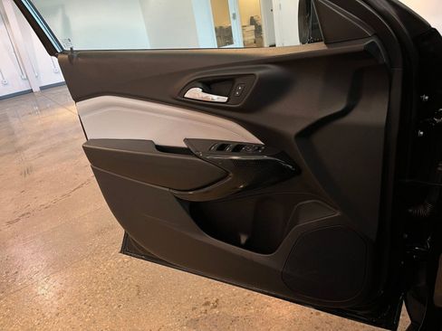 Used 2025 Chevrolet Trax LT w/ LT Convenience Package image 18