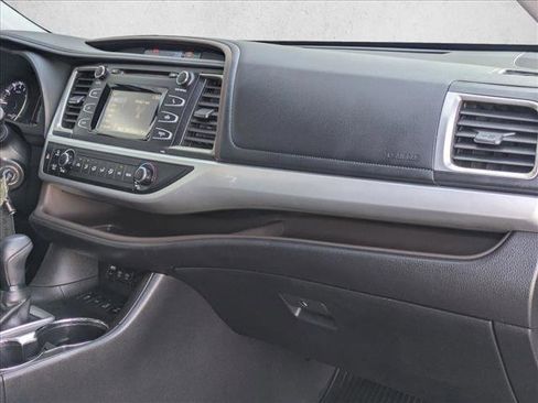 Used 2018 Toyota Highlander LE image 17