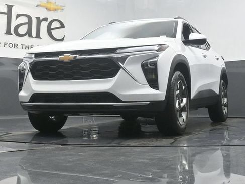 Used 2025 Chevrolet Trax LT w/ Driver Confidence Package FWD image 4