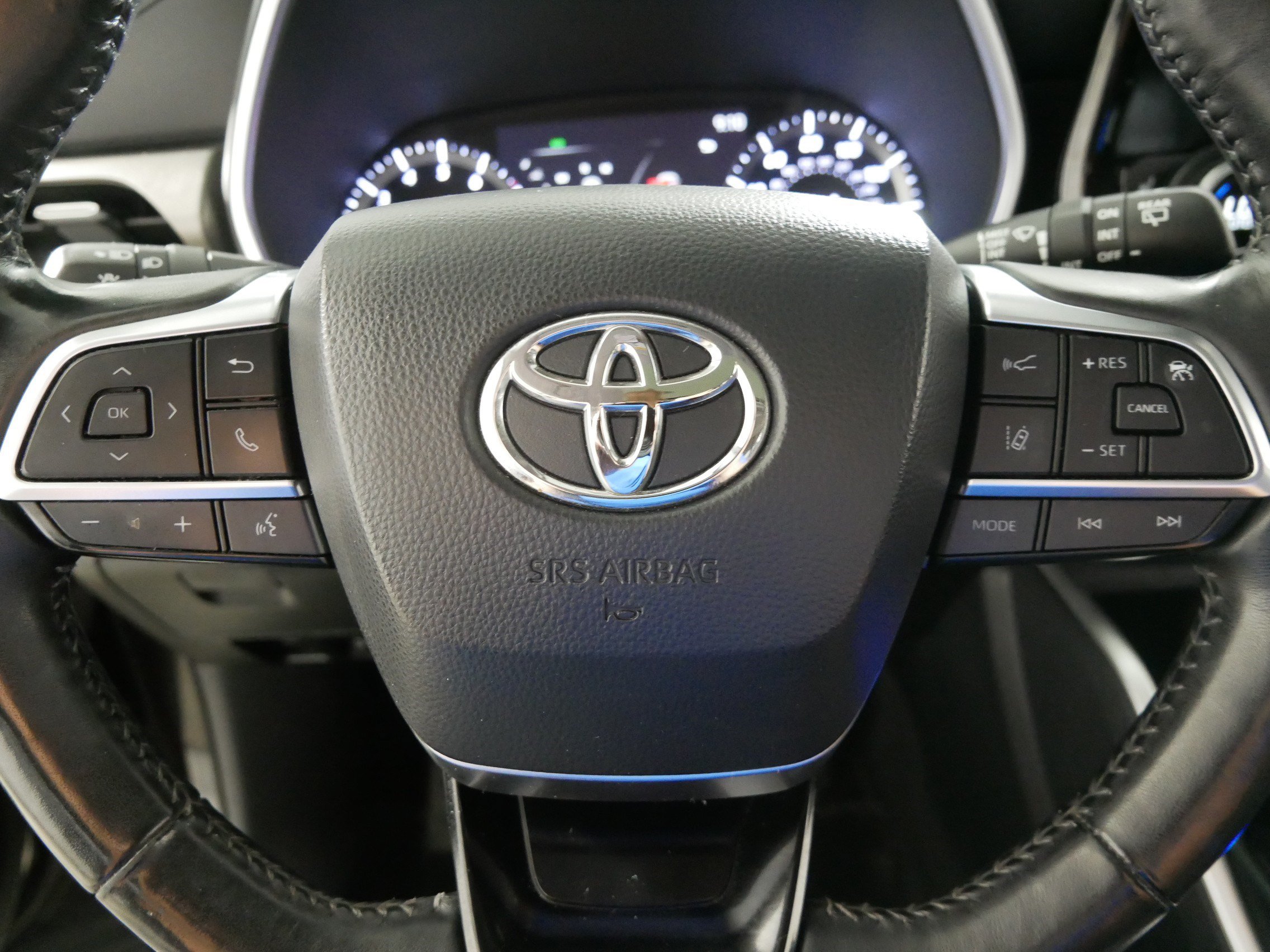 Used 2020 Toyota Highlander XLE AWD/4WD image 25