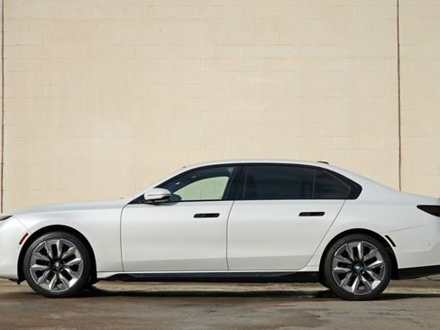 Used 2023 BMW 760i xDrive w/ Executive Package AWD/4WD image 9