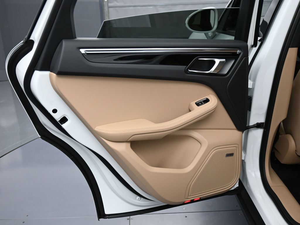 Certified 2026 Porsche Macan AWD/4WD image 23