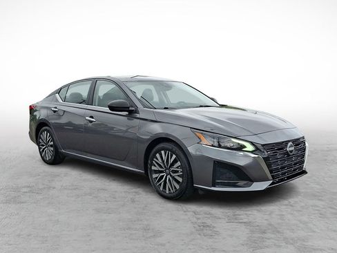 Used 2025 Nissan Altima 2.5 SV FWD image 7