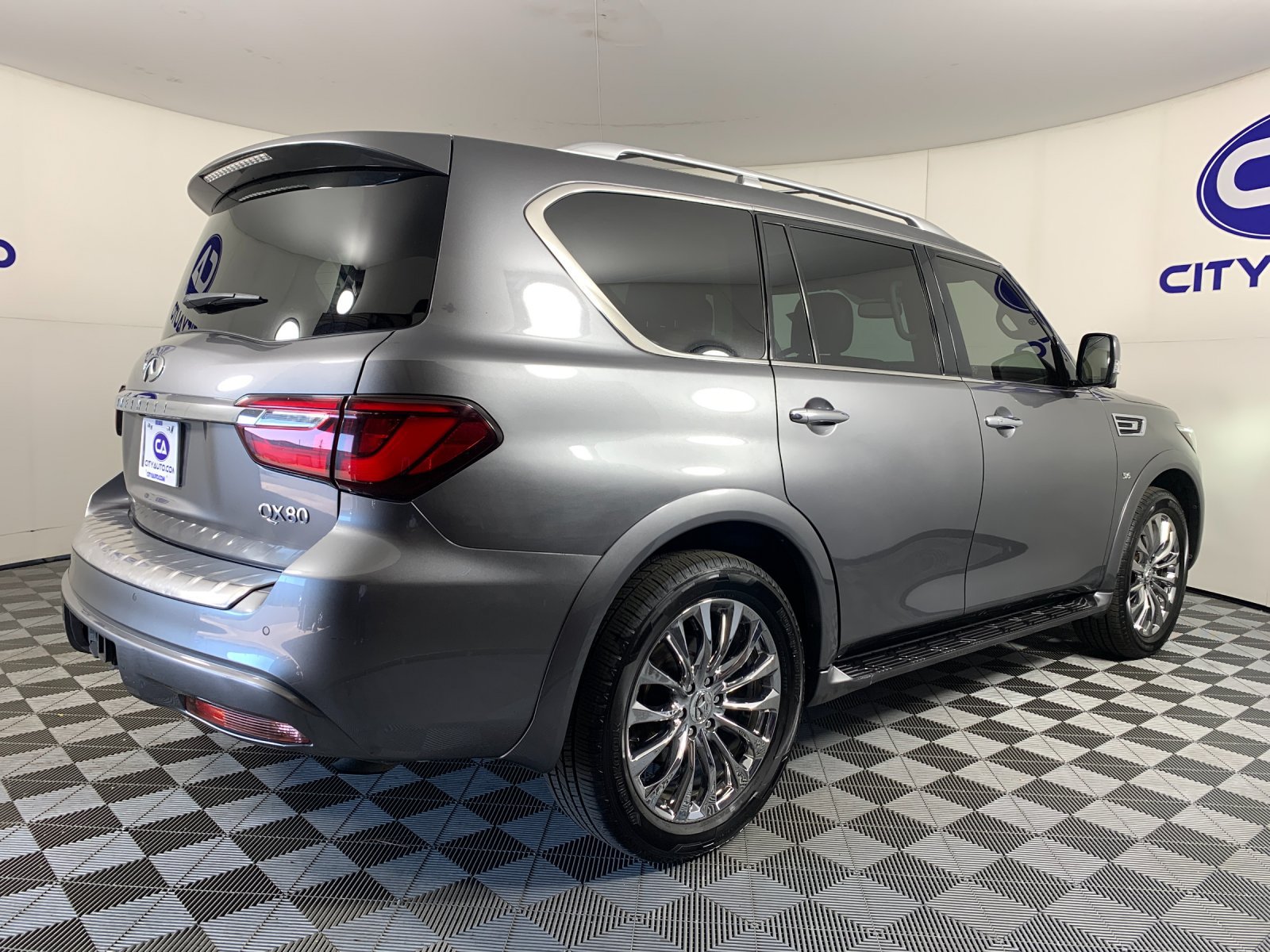 Used 2019 INFINITI QX80 Luxe w/ All-Season Package RWD image 3