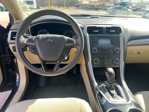 Used 2015 Ford Fusion SE image 9