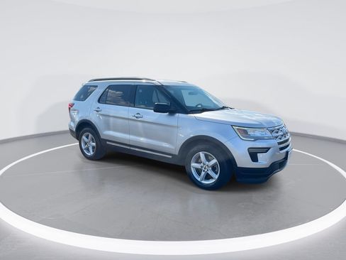 Used 2018 Ford Explorer XLT FWD image 2