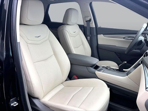 Used 2023 Cadillac XT5 Premium Luxury w/ Technology Package FWD image 8
