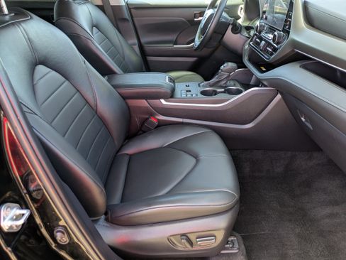 Used 2024 Toyota Highlander XLE FWD image 11